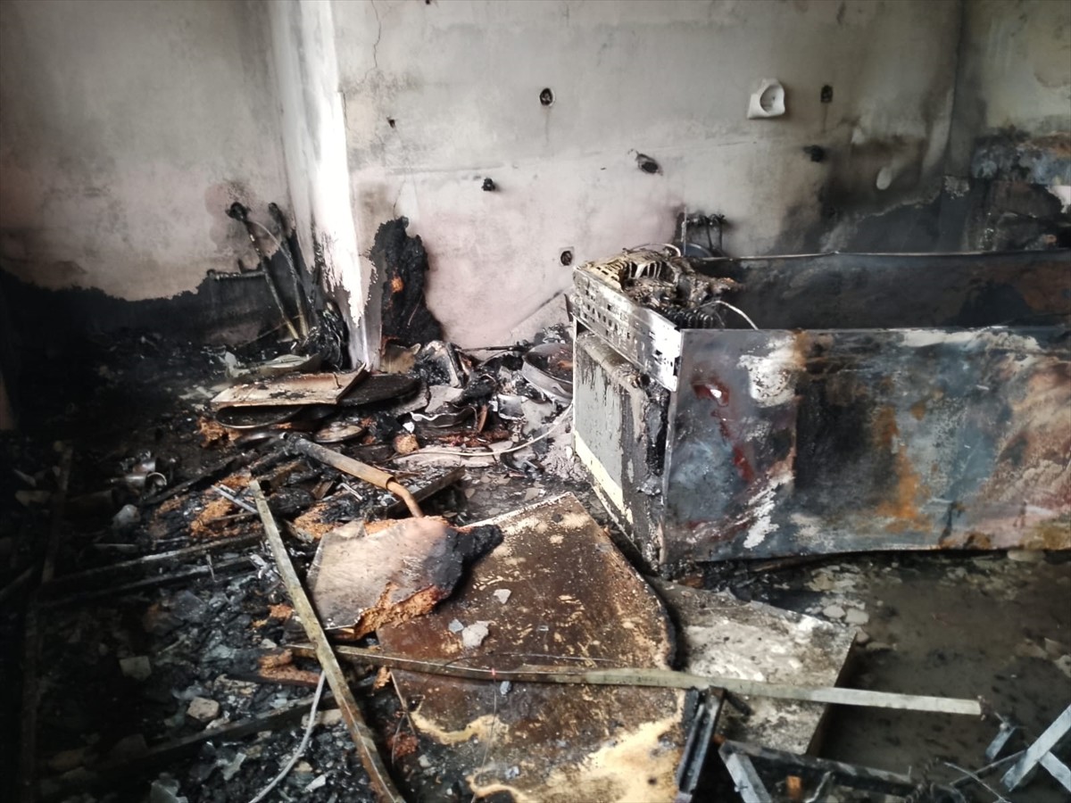 Rize'nin Pazar ilçesinde, evinde yangın çıkan kişi yaşamını yitirdi.