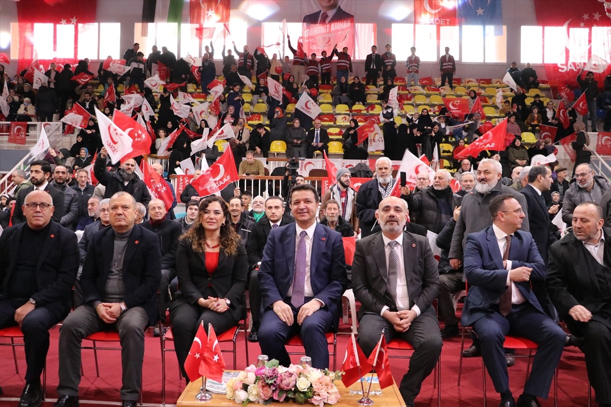 Saadet Partisi Genel Başkanı Mahmut Arıkan (Ortada), partisinin İsmet İnönü Spor Salonu'nda...