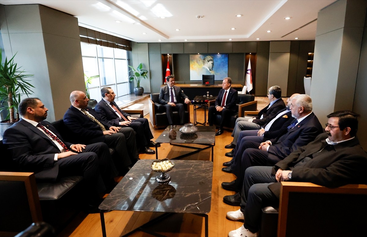 Saadet Partisi Genel Başkanı Mahmut Arıkan (solda), Mersin Büyükşehir Belediye Başkanı Vahap...