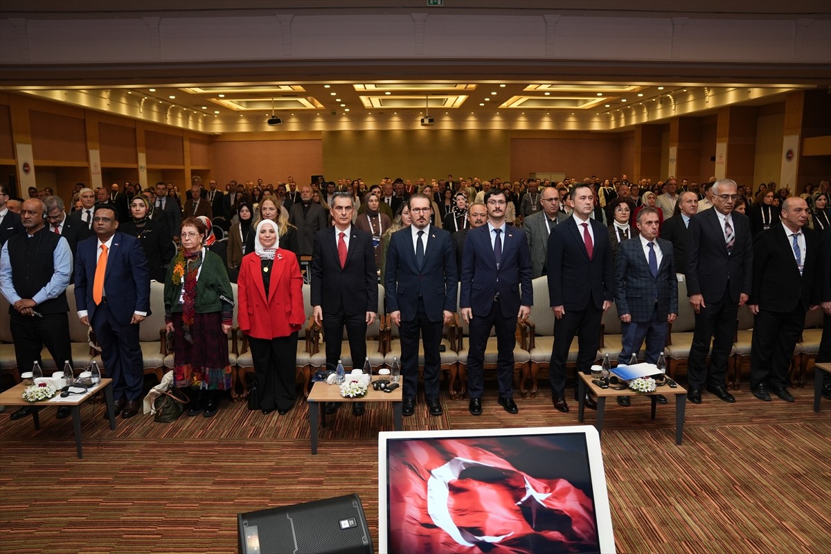 Sağlık Bakan Yardımcısı Şuayıp Birinci, Ankara Çukurambar'da bir otelde düzenlenen 5. Ulusal Saha...