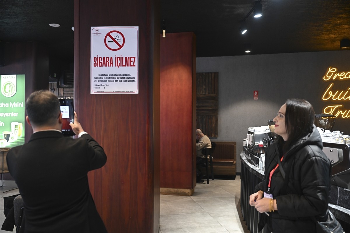 Sağlık Bakanlığı ekipleri, Ankara'da farklı illerden gelen çapraz denetim elemanlarıyla kafe ve...