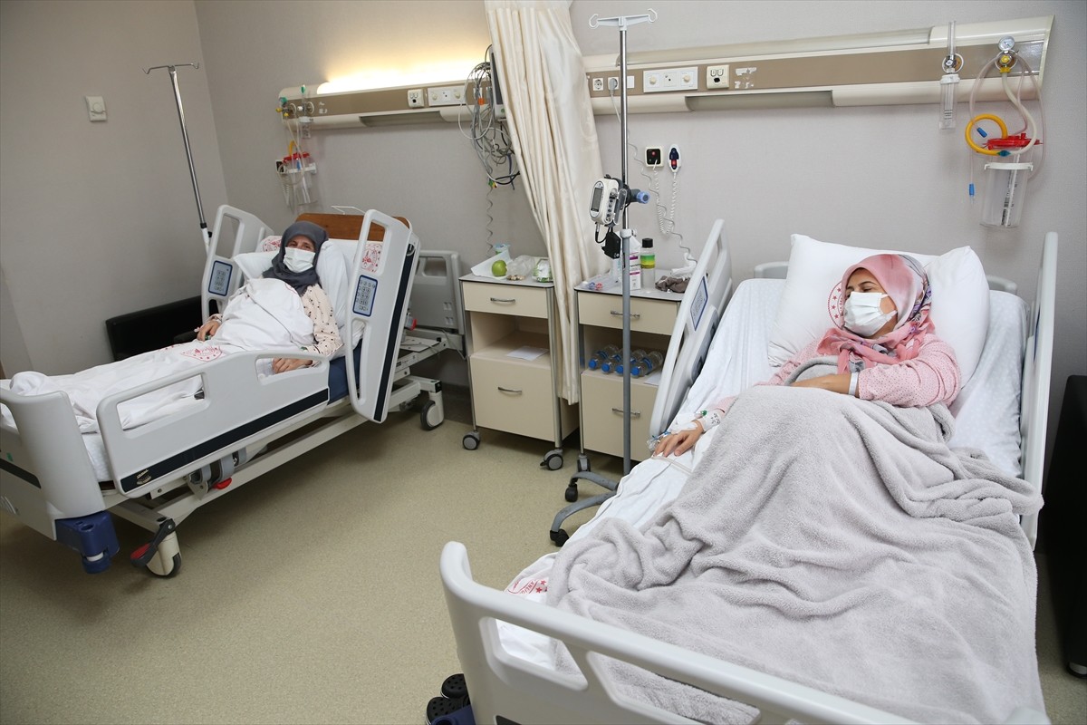 Sakarya'da böbrek nakli bekleyen 3 hasta, 6 saatte gerçekleştirilen ameliyatla sağlığına...