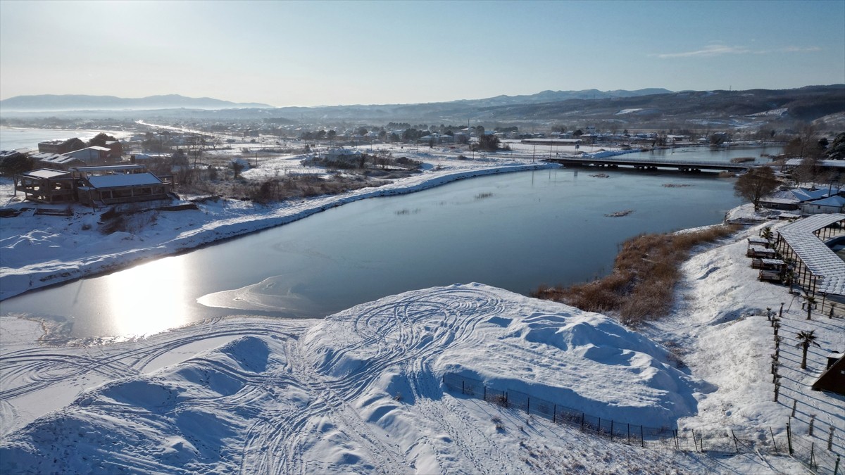Sakarya'nın Karasu ilçesinde bulunan göl ve su kanalının yüzeyi dondu. Göl ve kanalda oluşan buz...