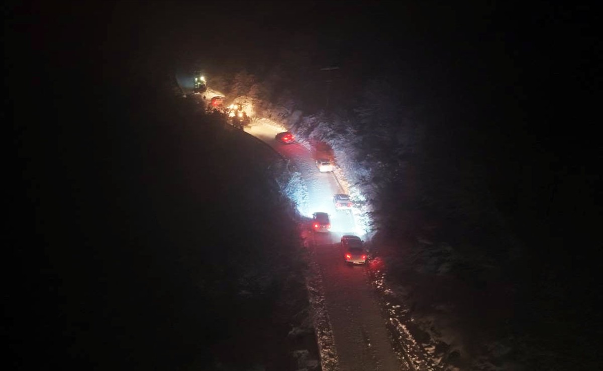 Sakarya'nın Kocaali ilçesinde, kar nedeniyle yolda mahsur kalan 25 araç kurtarıldı.