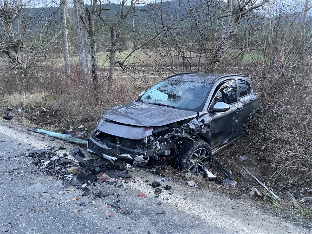 Sakarya'nın Taraklı ilçesinde iki otomobilin çarpışması sonucu yaralanan biri çocuk 4 kişi...