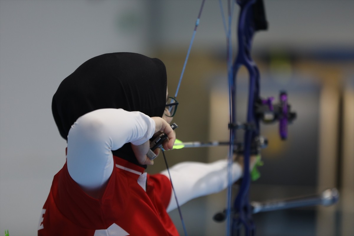 Samsun'da düzenlenen Avrupa Salon Okçuluk Şampiyonası'nda yarı final atışları gerçekleştirildi....