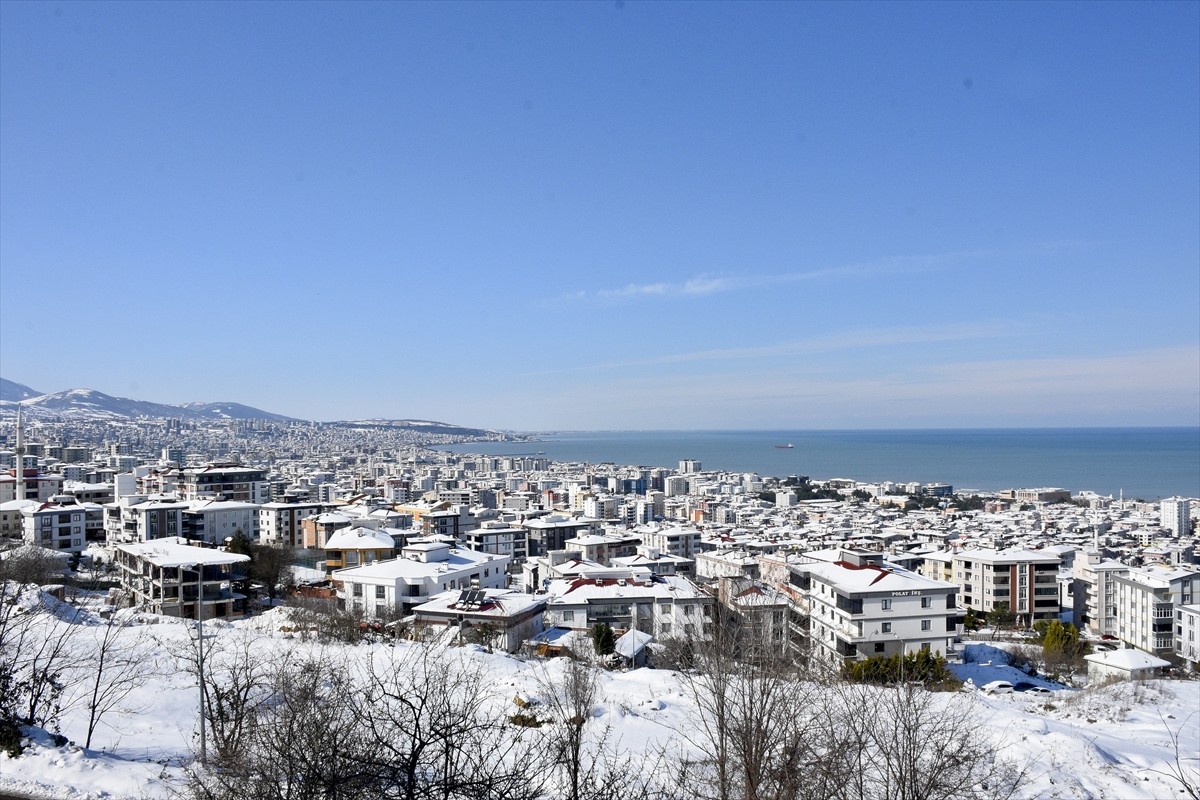 Samsun'da günlerdir etkili olan yoğun kar yağışı sonrası güneşin yüzünü göstermesi yaşamı normale...