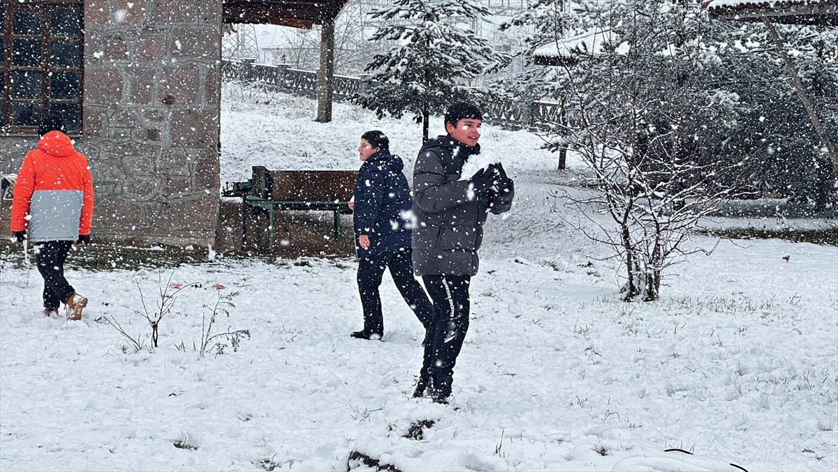 Samsun'da sabah etkili olan yağmur, yüksek kesimlerde yerini kara bıraktı. Kent merkezden Ladik...
