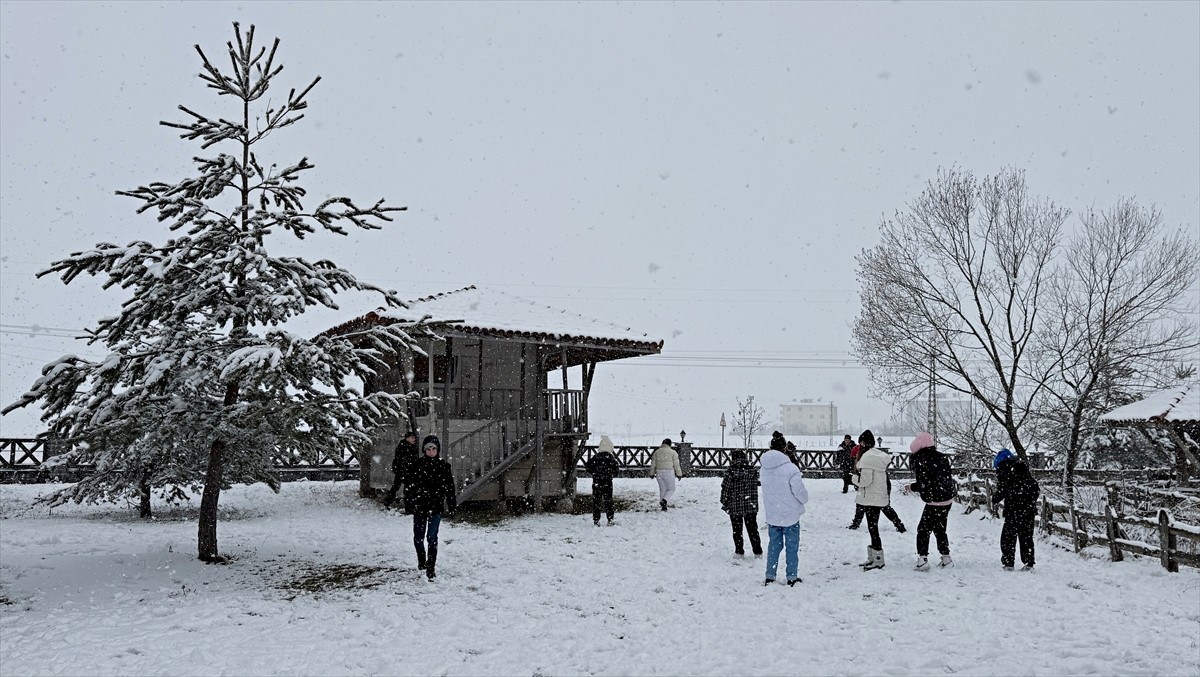 Samsun'da sabah etkili olan yağmur, yüksek kesimlerde yerini kara bıraktı. Kent merkezden Ladik...