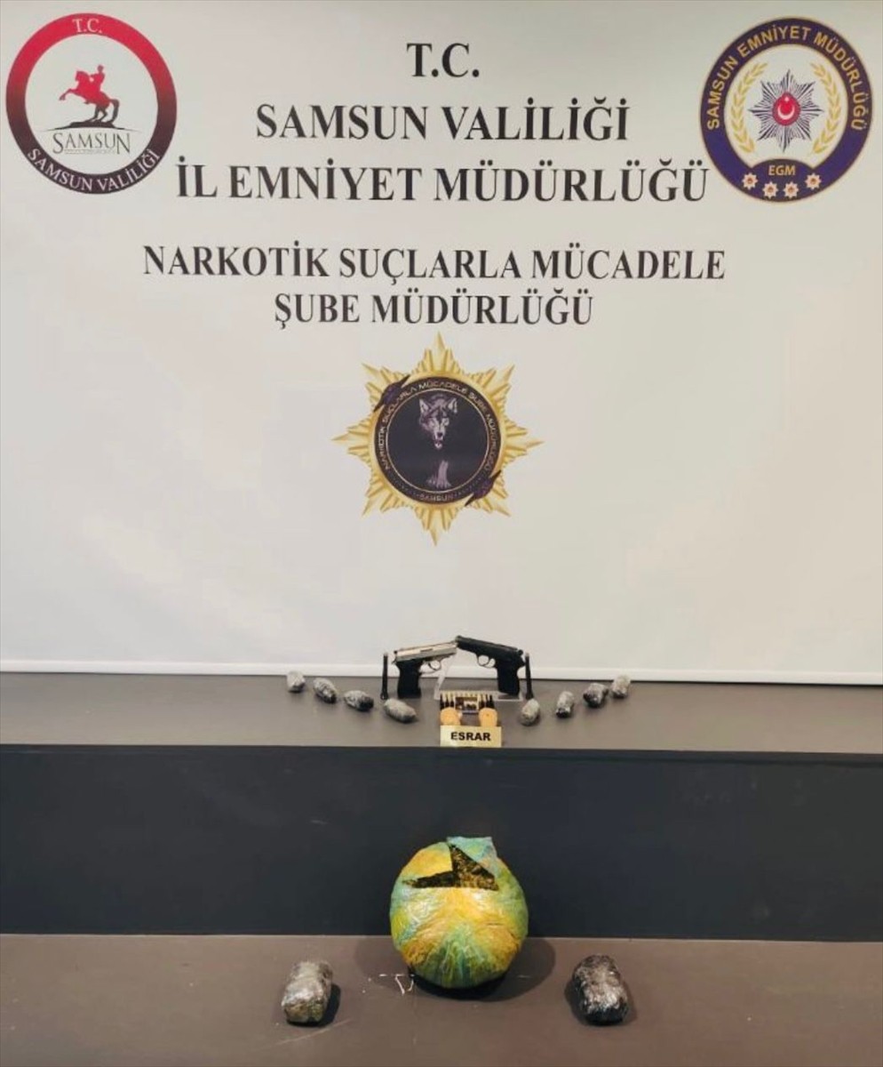 Samsun'un Alaçam ilçesinde tavuk kümesinde 13 parça halinde 1 kilo 400 gram esrar ile ruhsatsız...