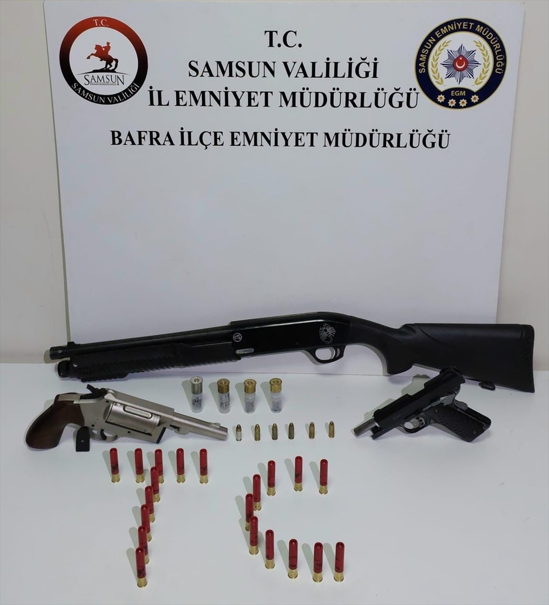 Samsun'un Bafra ilçesinde polis ekiplerince düzenlenen silah ve uyuşturucu operasyonunda 1 kişi...