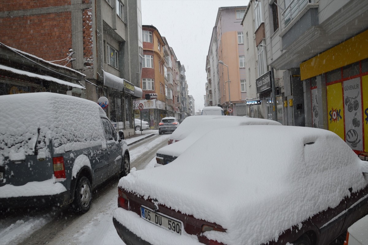 Samsun'un Havza ilçesinde gece saatlerinde başlayan kar yağışı etkisini sürdürdü.
