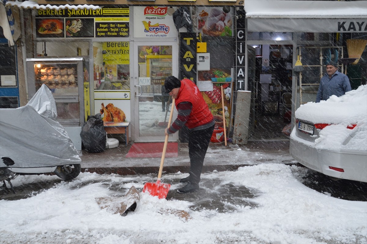 Samsun'un Havza ilçesinde gece saatlerinde başlayan kar yağışı etkisini sürdürdü.