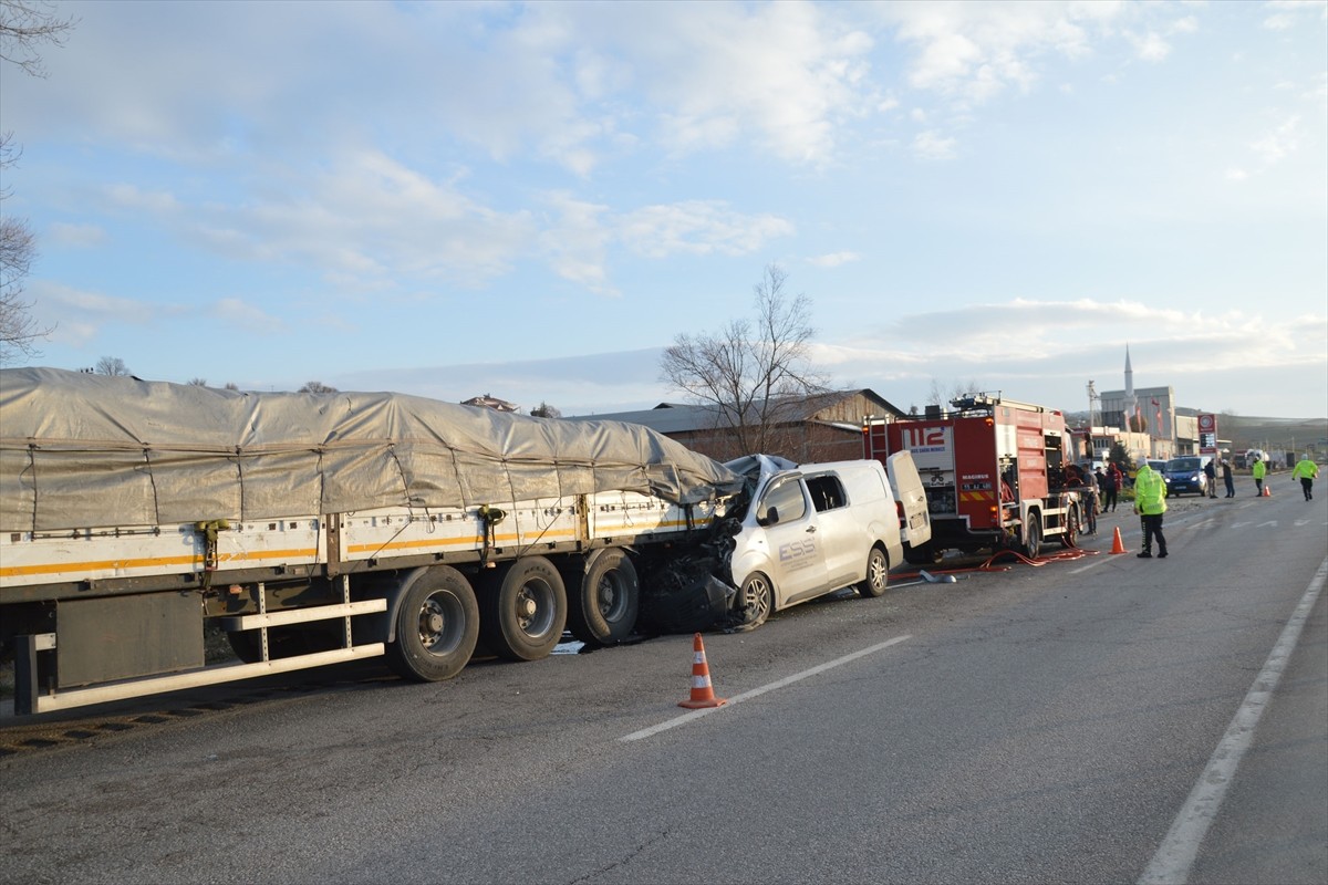 Samsun'un Havza ilçesinde tıra arkadan çarpan minibüsteki 1 kişi öldü, 2 kişi yaralandı. İhbar...