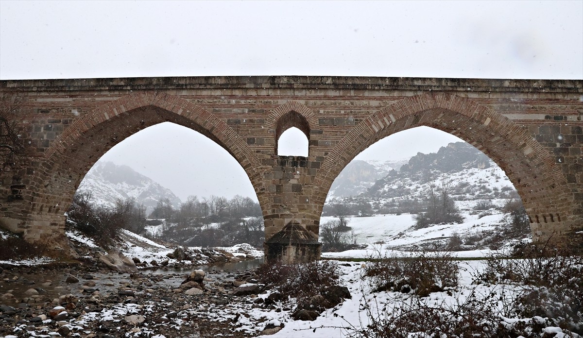 Samsun'un Havza ve Vezirköprü ilçelerini birbirine bağlayan tarihi Kurt Köprü'nün karla buluşması...