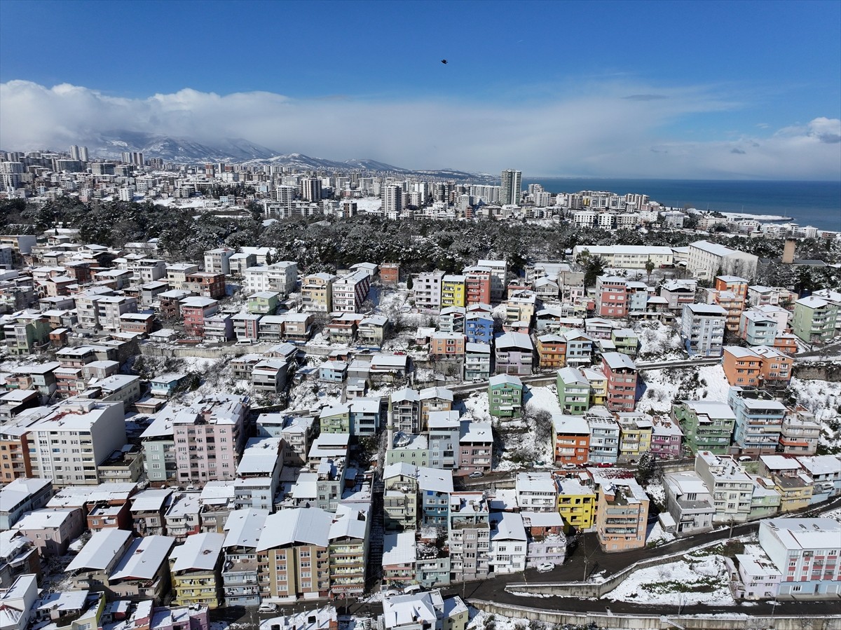 Samsun'un İlkadım ilçesi Kalemkaya Mahallesi'ndeki renkli evler, kar yağışı sonrası beyaza...