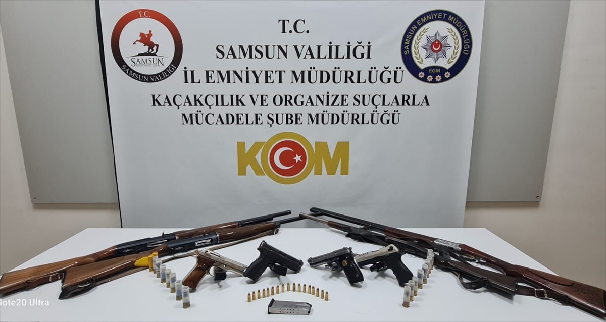 Samsun'un İlkadım ilçesinde araç lastiği ile evindeki bazaya silah sakladığı iddia edilen kişi...