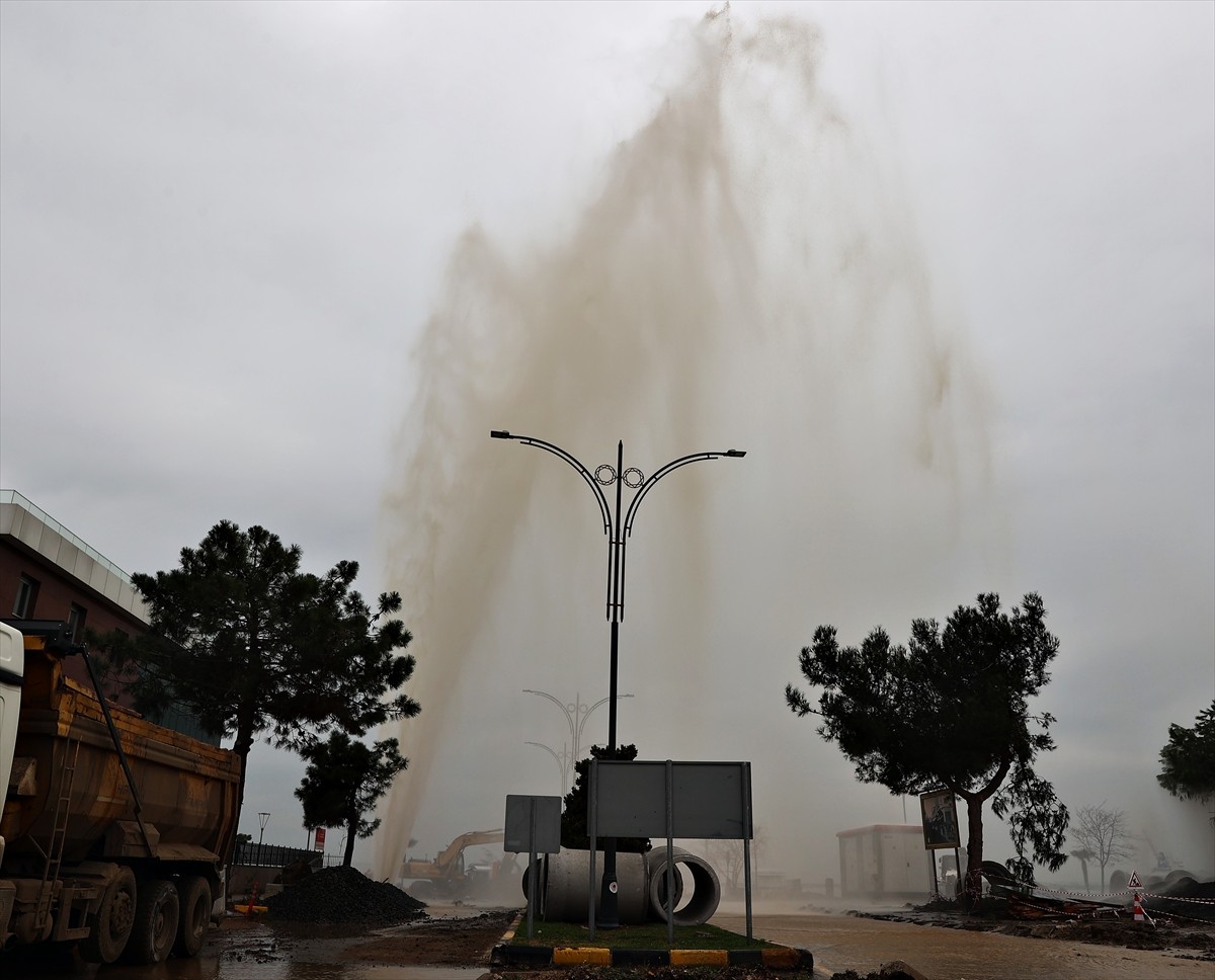 Samsun'un İlkadım ilçesinde içme suyu isale hattında patlama meydana geldi. Patlamanın ardından...