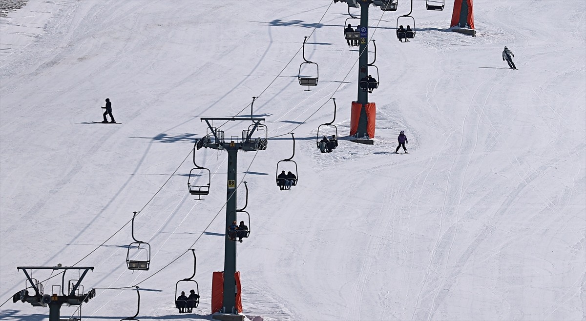 Samsun'un Ladik ilçesindeki 2 bin rakımlı Akdağ Kayak Merkezi hafta içi de ilgi görüyor.