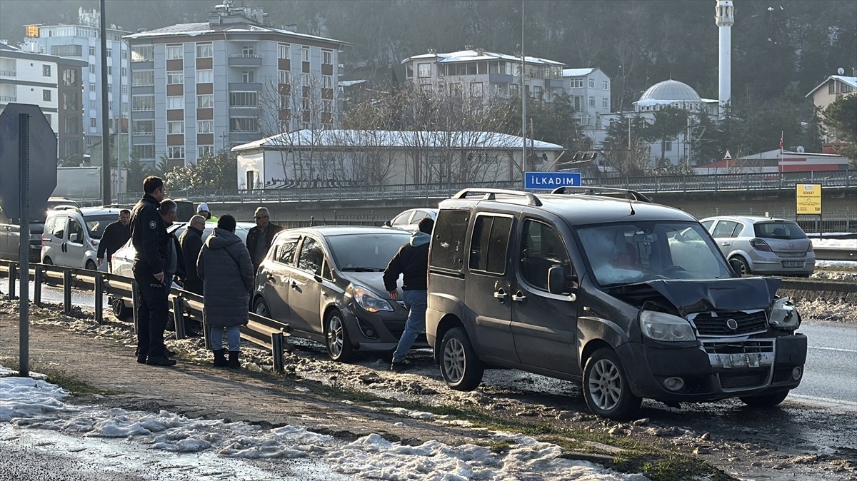 Samsun'un merkez Atakum ilçesinde 6 aracın karıştığı zincirleme trafik kazasında 2 kişi yaralandı....