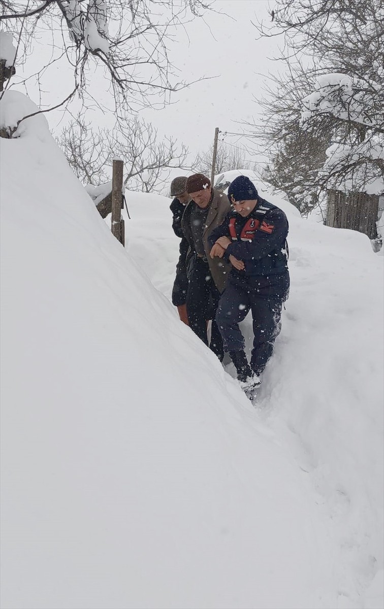 Samsun'un Terme ilçesinde jandarma ekipleri, kar yağışı nedeniyle mahallesinin yolu kapanan...