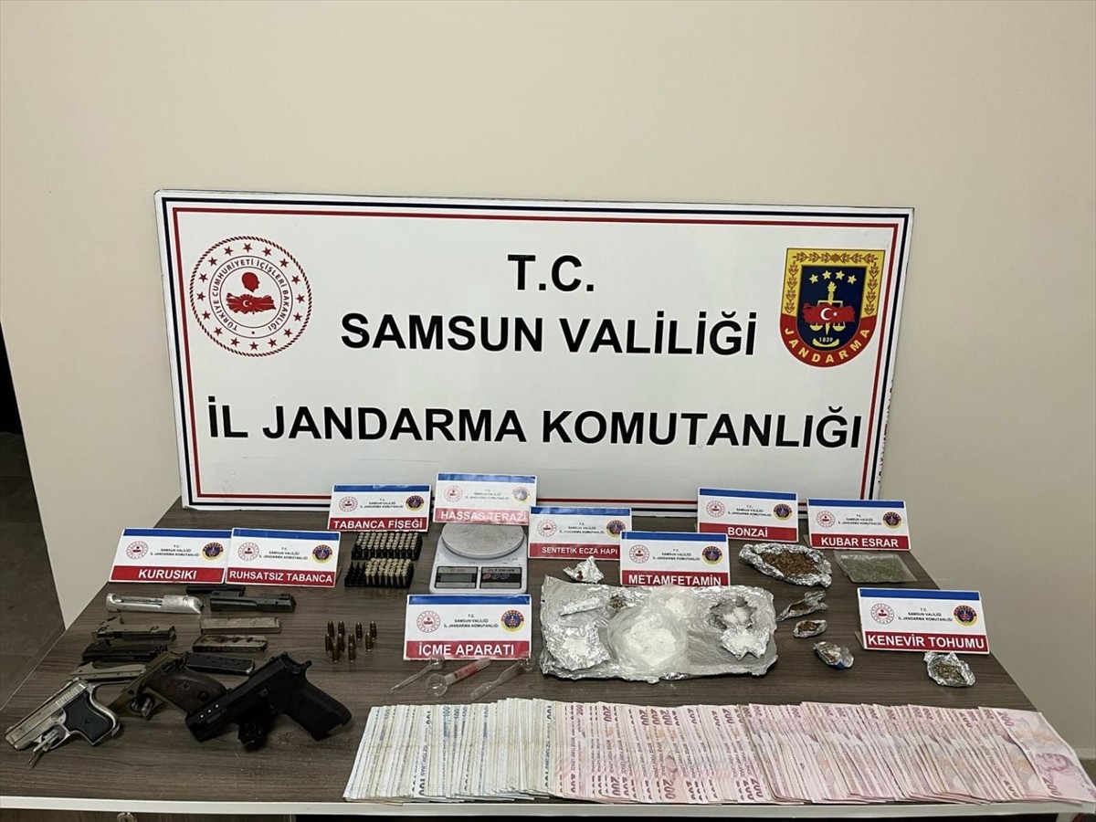  Samsun'un Terme ilçesinde jandarma ekiplerince düzenlenen uyuşturucu operasyonunda 4 şüpheli...