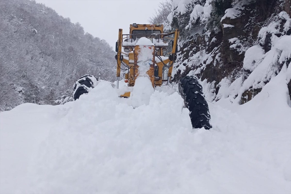Samsun'un Yakakent ilçesinde yüksek kesimlerde kar kalınlığı 1,5 metreyi buldu.
