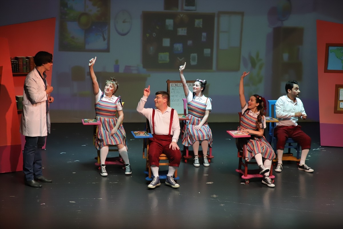 Samsun Devlet Opera ve Balesi (SAMDOB), "Okulumuz Orman" oyununu küçük sanatseverlerle...