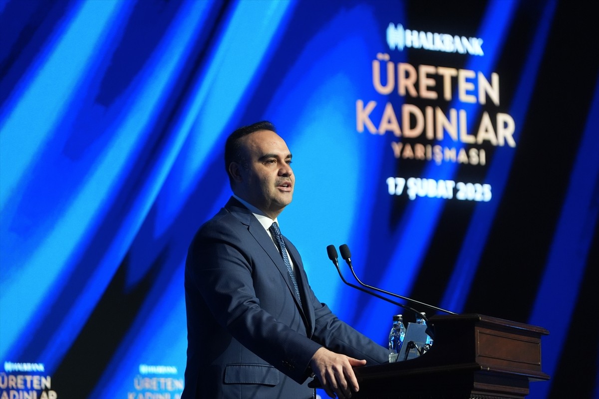 Sanayi ve Teknoloji Bakanı Mehmet Fatih Kacır, İstanbul Finans Merkezi'ndeki Halkbank Genel...