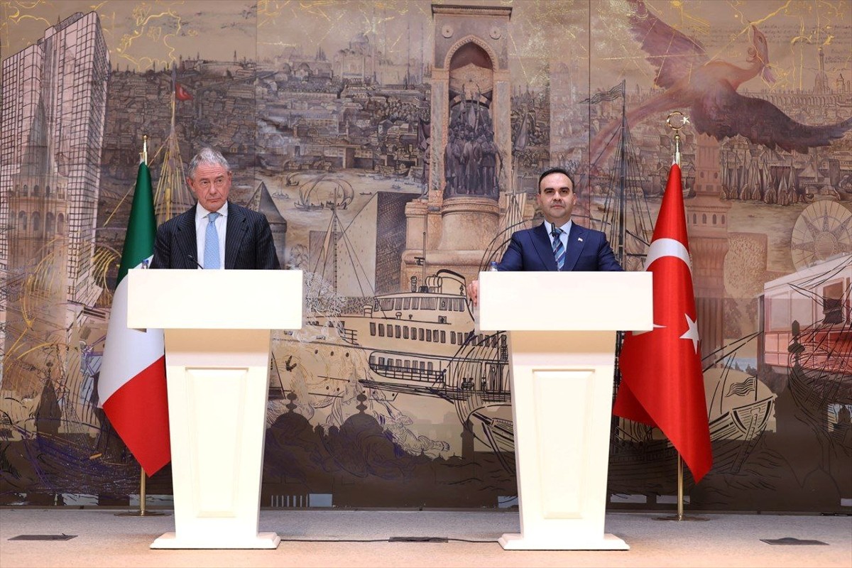 Sanayi ve Teknoloji Bakanı Mehmet Fatih Kacır, İtalya İşletmeler ve Made in Italy Bakanı Adolfo...