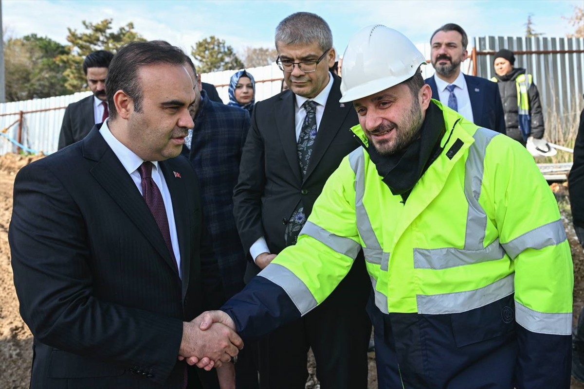 Sanayi ve Teknoloji Bakanı Mehmet Fatih Kacır, TÜBİTAK Fen Lisesi'ni ziyaret ederek, öğrenci yurdu...