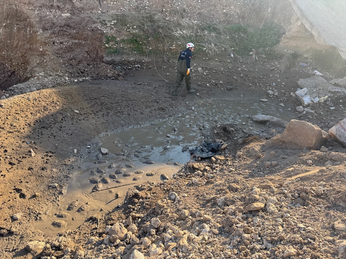 Şanlıurfa'nın Eyyübiye ilçesinde ıslah çalışmaları sırasında suyu kesilen derede mahsur kalan 240...