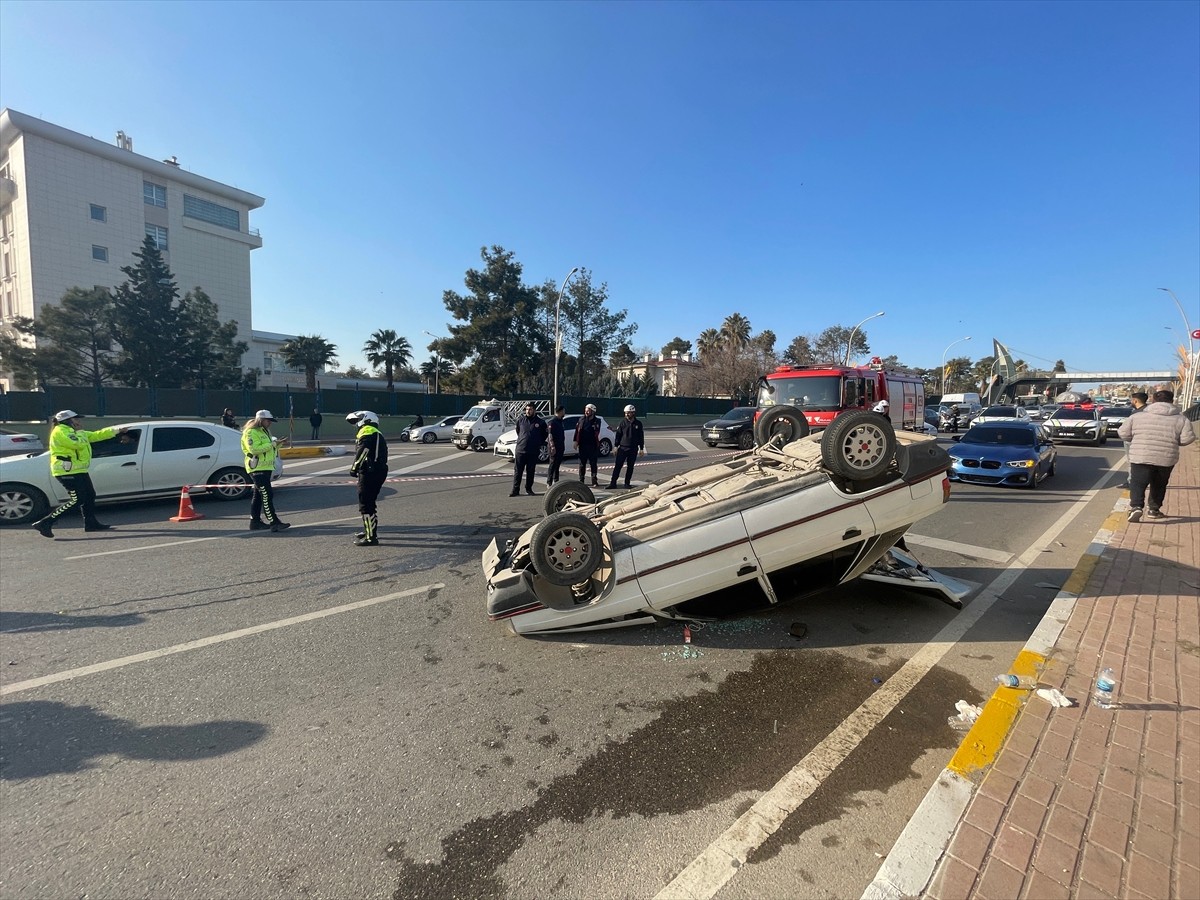 Şanlıurfa'nın Haliliye ilçesinde devrilen otomobildeki 5 kişi yaralandı.