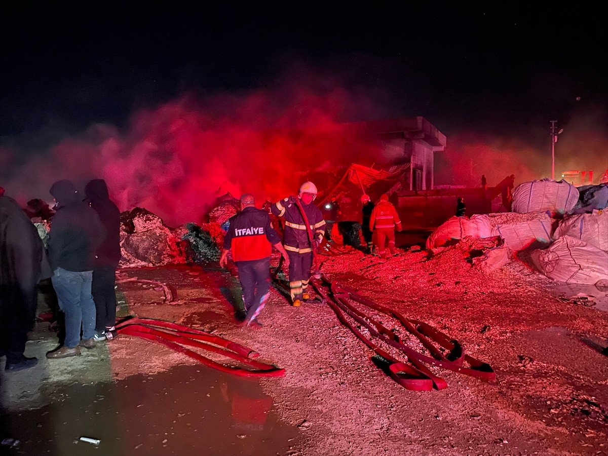 Şanlıurfa'nın merkez Eyyübiye ilçesinde geri dönüşüm tesisinde çıkan yangın itfaiye ekiplerince...