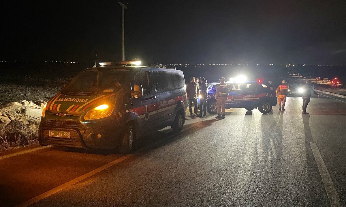 Şanlıurfa'nın Siverek ilçesinde başından silahla vurulan kadın ağır yaralandı. Jandarma ekipleri...