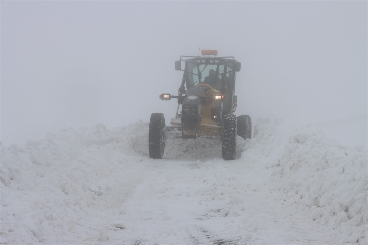 Şanlıurfa'nın Siverek ilçesinde kar nedeniyle kapanan 31 kırsal mahallenin yolu ulaşıma...