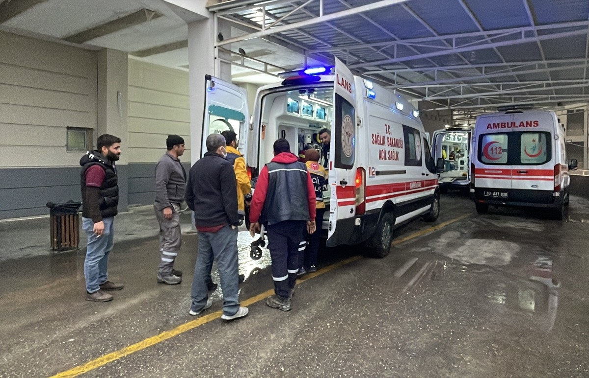 Şanlıurfa'nın Siverek ilçesinde, petrol arama sahasındaki şantiyede meydana gelen iş kazasında 2...