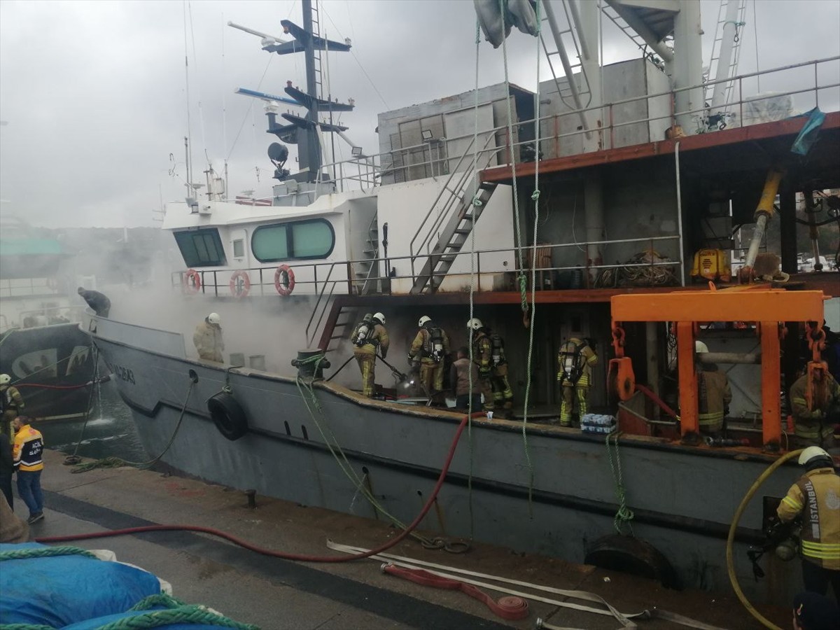 Sarıyer'de Rumeli Feneri Limanı'nda bağlı bulunan balıkçı teknesinin ambar bölümünde henüz...