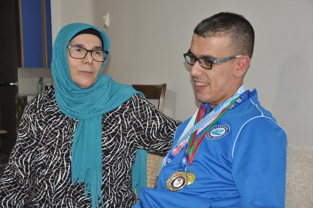 Serebral palsili milli paralimpik yüzücü Mehmet Bakır Eğilmez'in (fotoğrafta) annesi Nuray...