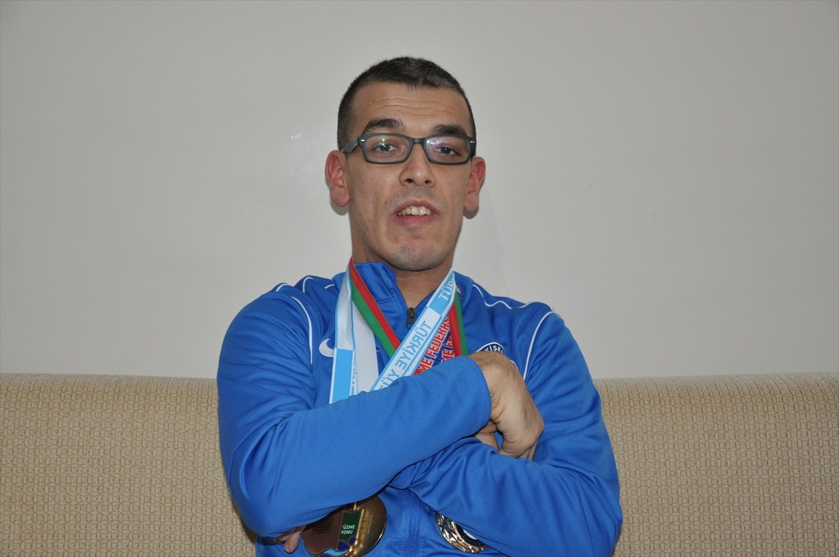 Serebral palsili milli paralimpik yüzücü Mehmet Bakır Eğilmez'in (fotoğrafta) annesi Nuray...