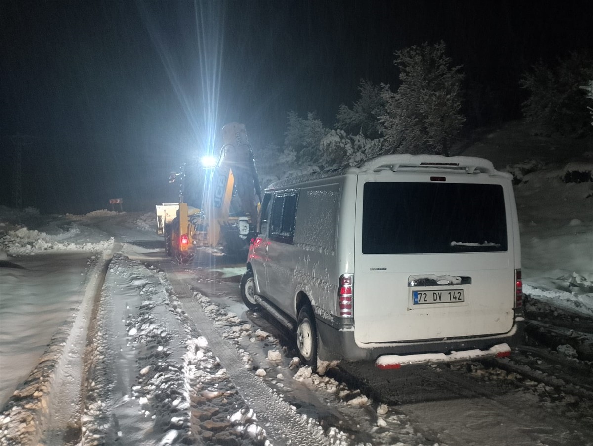 Siirt'in Pervari, Şirvan ve Eruh ilçelerinde kar yağışı nedeniyle 84 yerleşim biriminin yolu...