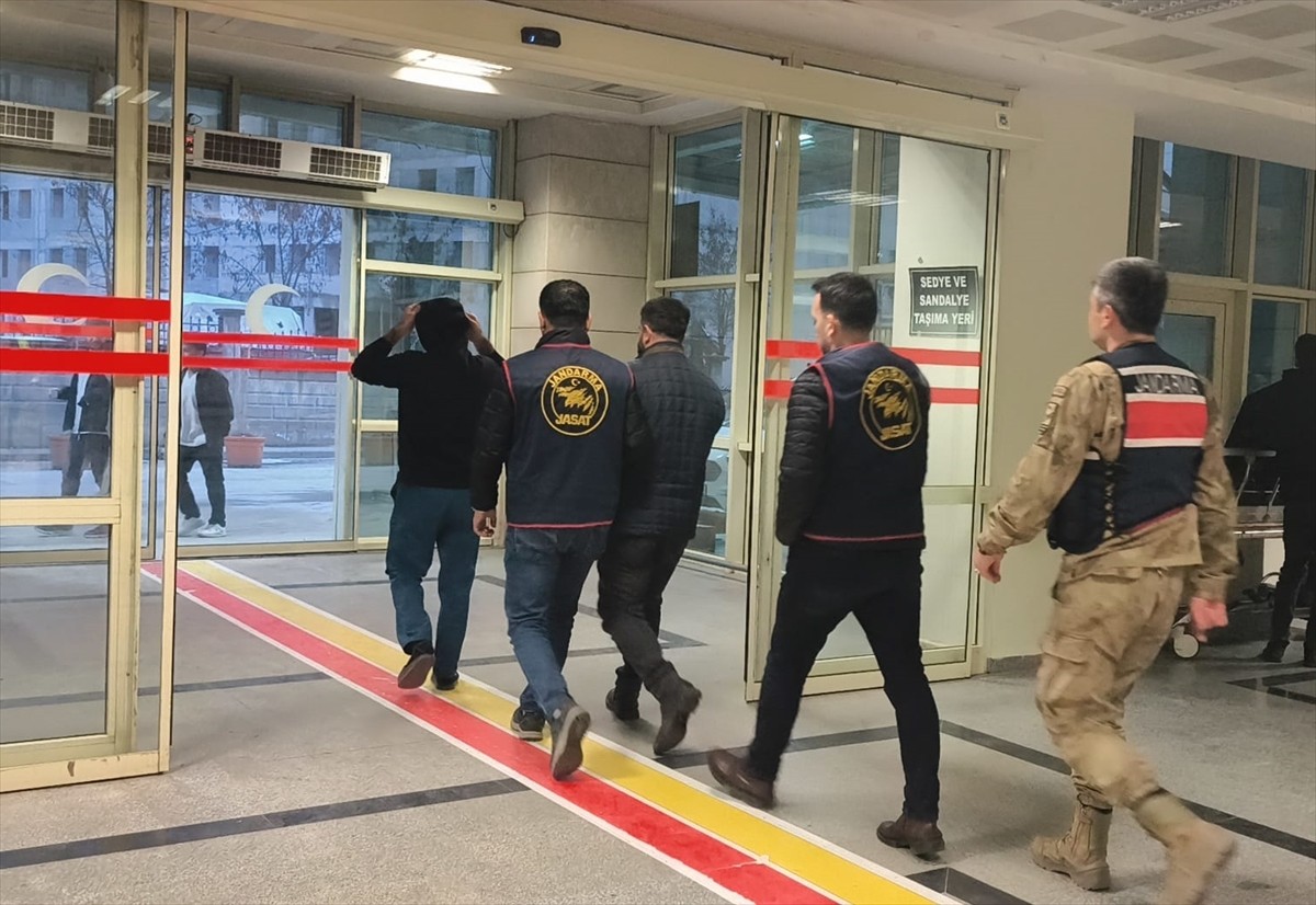 Siirt'in Şirvan ilçesinde silahlı saldırıya uğrayan kişi hayatını kaybetti. Olayla ilgili 1 kişi...