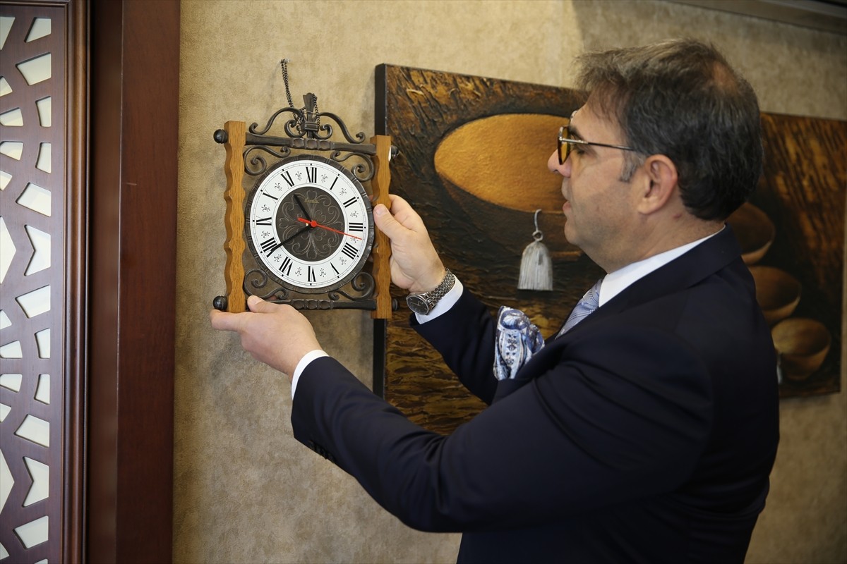 Siirt'te babasının hediye ettiği kol saatini kaybettikten sonra saatlere olan ilgisi artan avukat...