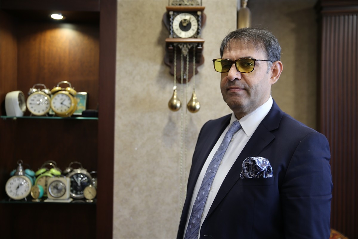 Siirt'te babasının hediye ettiği kol saatini kaybettikten sonra saatlere olan ilgisi artan avukat...