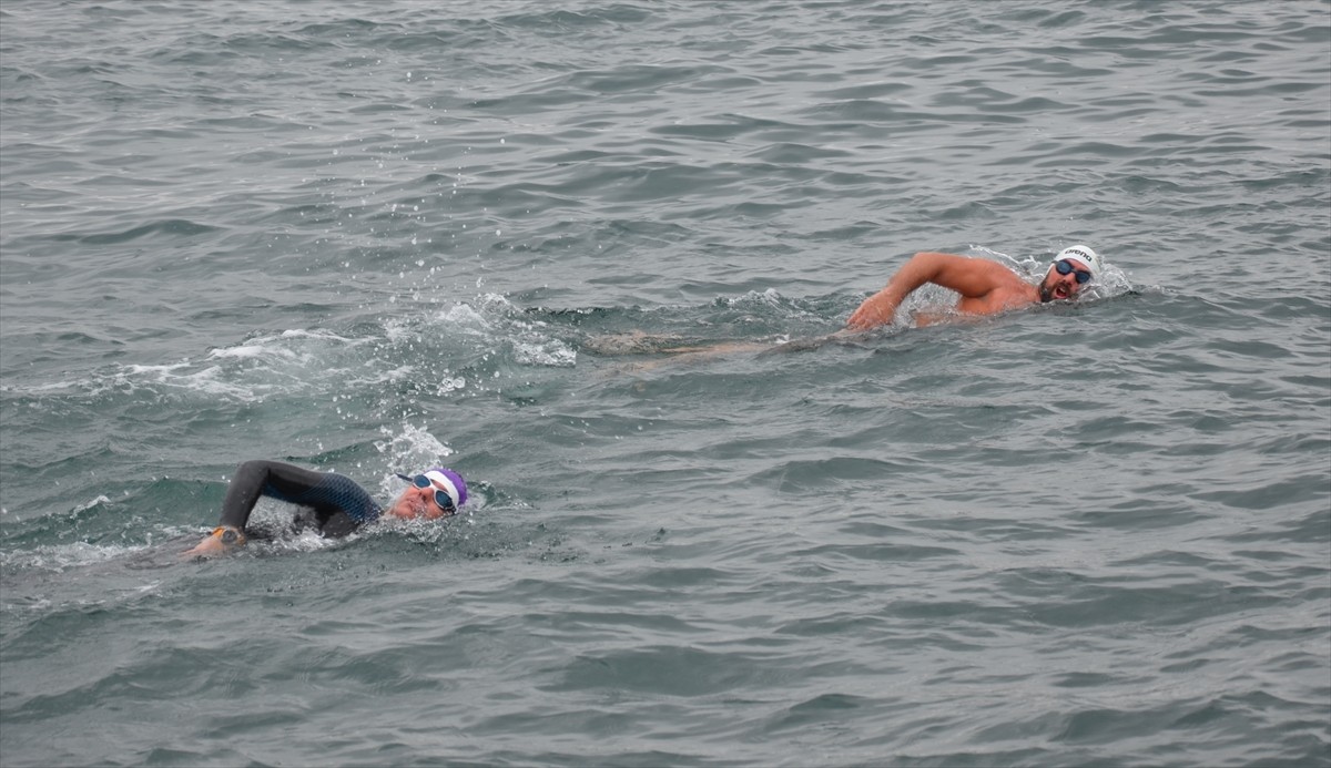 Sinop'ta, Sinop Yüzme ve Cimnastik Spor Kulübü üyesi Dr. Anıl Emir ve mimar Berkan Çelik, kar...