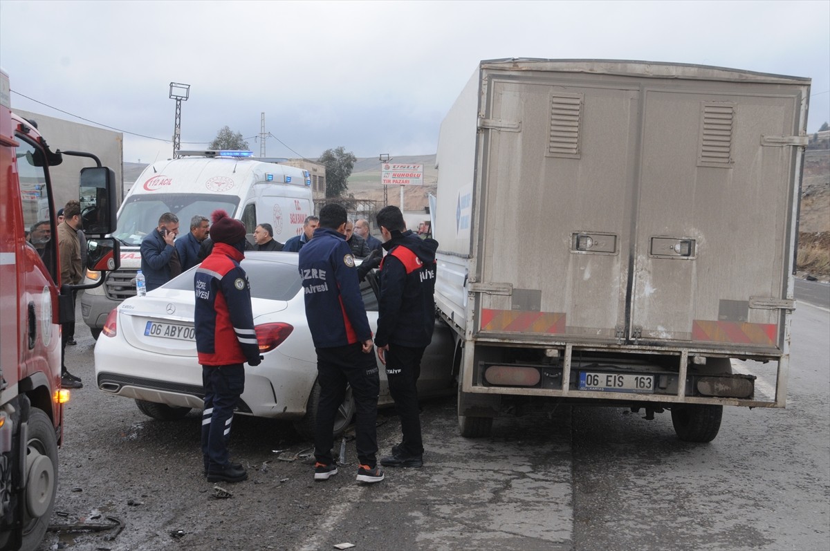 Şırnak'ın Cizre ilçesinde otomobil ile kamyonetin çarpışması sonucu 1'i çocuk 5 kişi yaralandı....