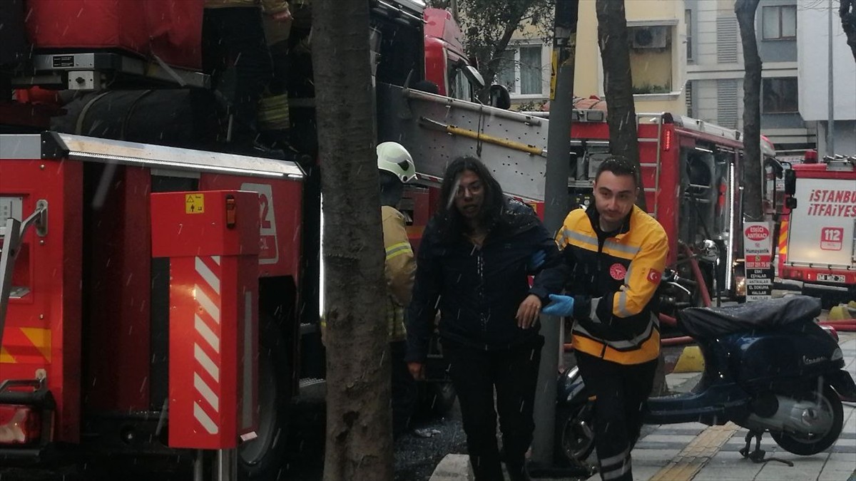 Şişli'de 5 katlı binada çıkan yangın itfaiye ekiplerinin müdahalesiyle söndürüldü. İtfaiye...