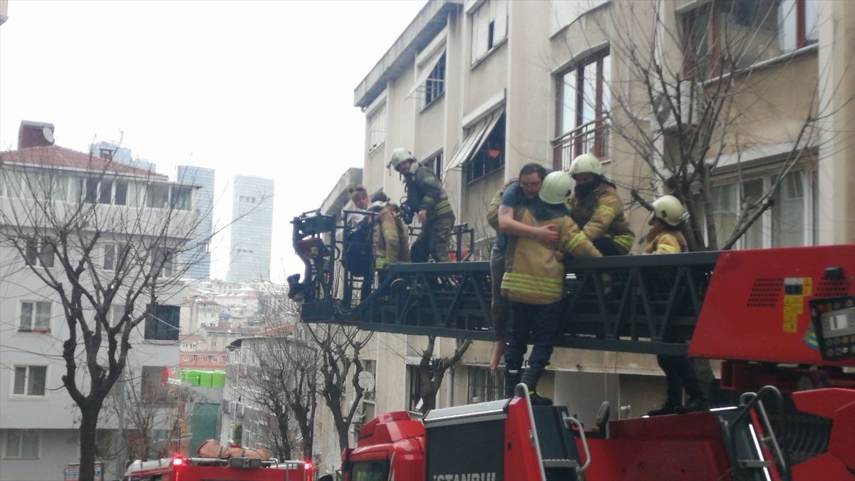 Şişli'de 5 katlı binada çıkan yangın itfaiye ekiplerinin müdahalesiyle söndürüldü. İtfaiye...