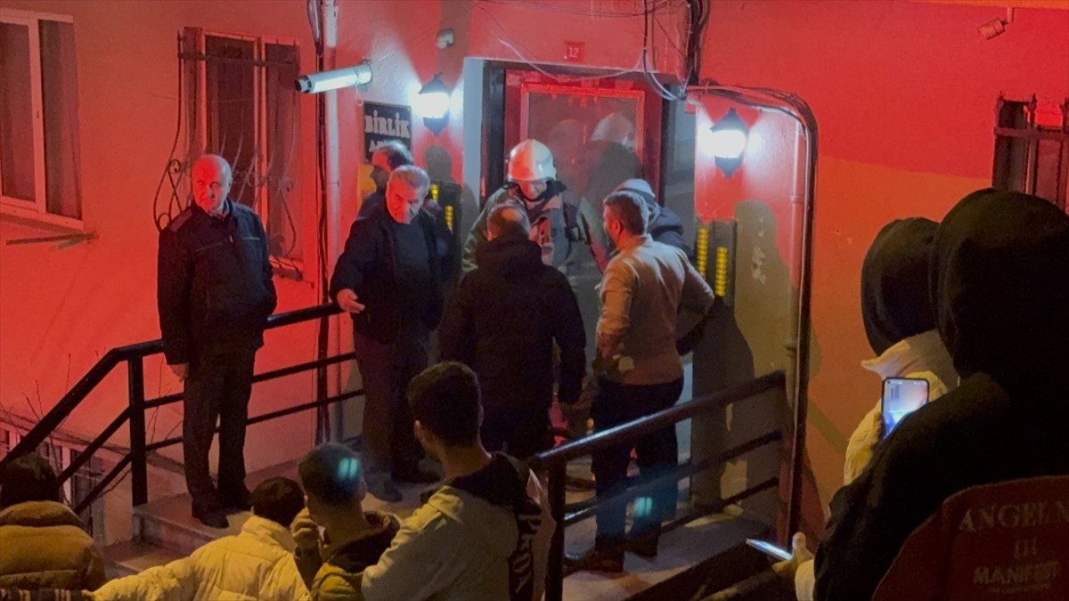 Şişli’de 8 katlı binada çıkan yangın itfaiye ekiplerince söndürüldü.