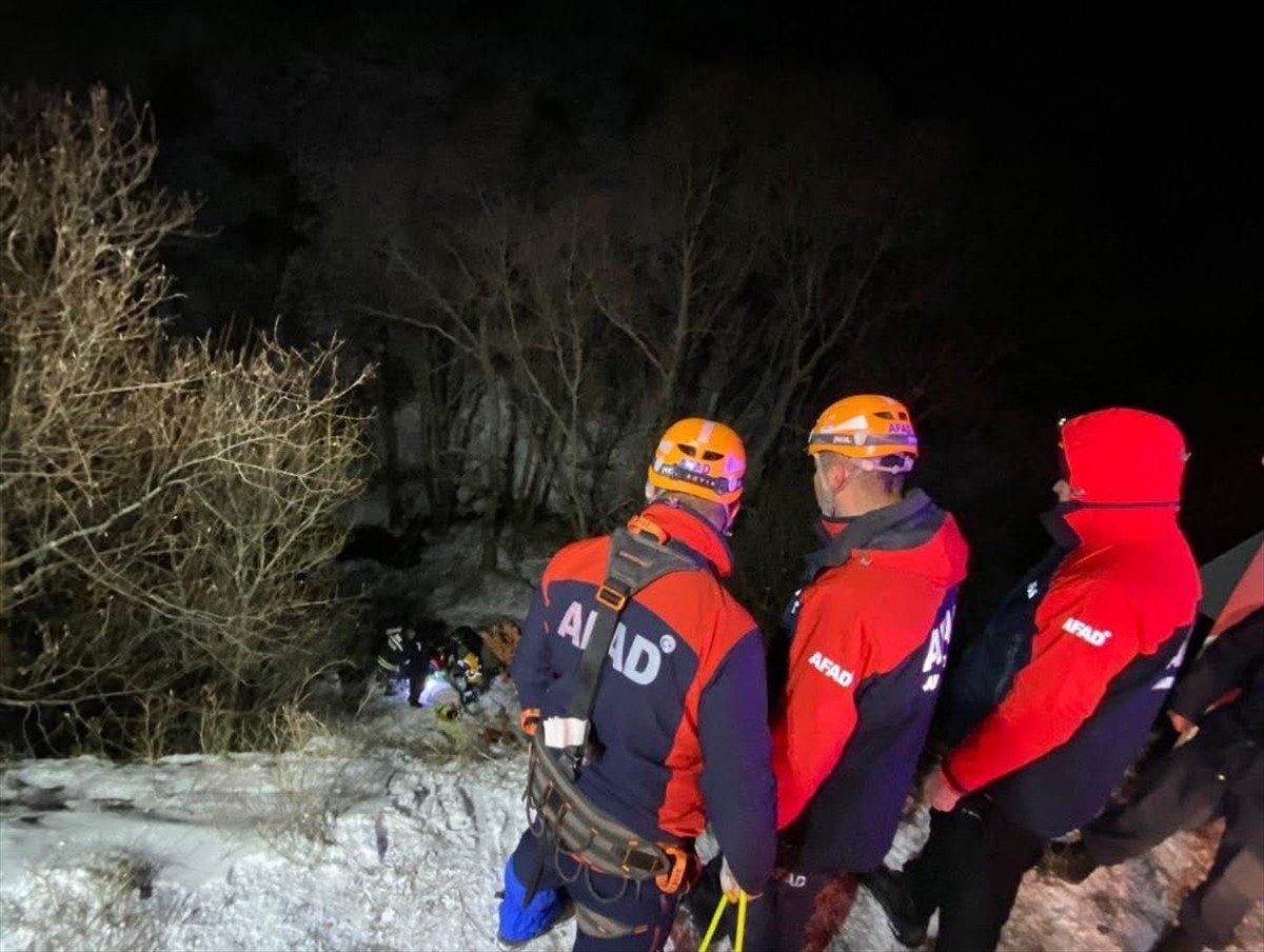 Sivas'ın Zara ilçesinde otomobilin dere yatağına devrilmesi sonucu 2 kişi yaralandı.